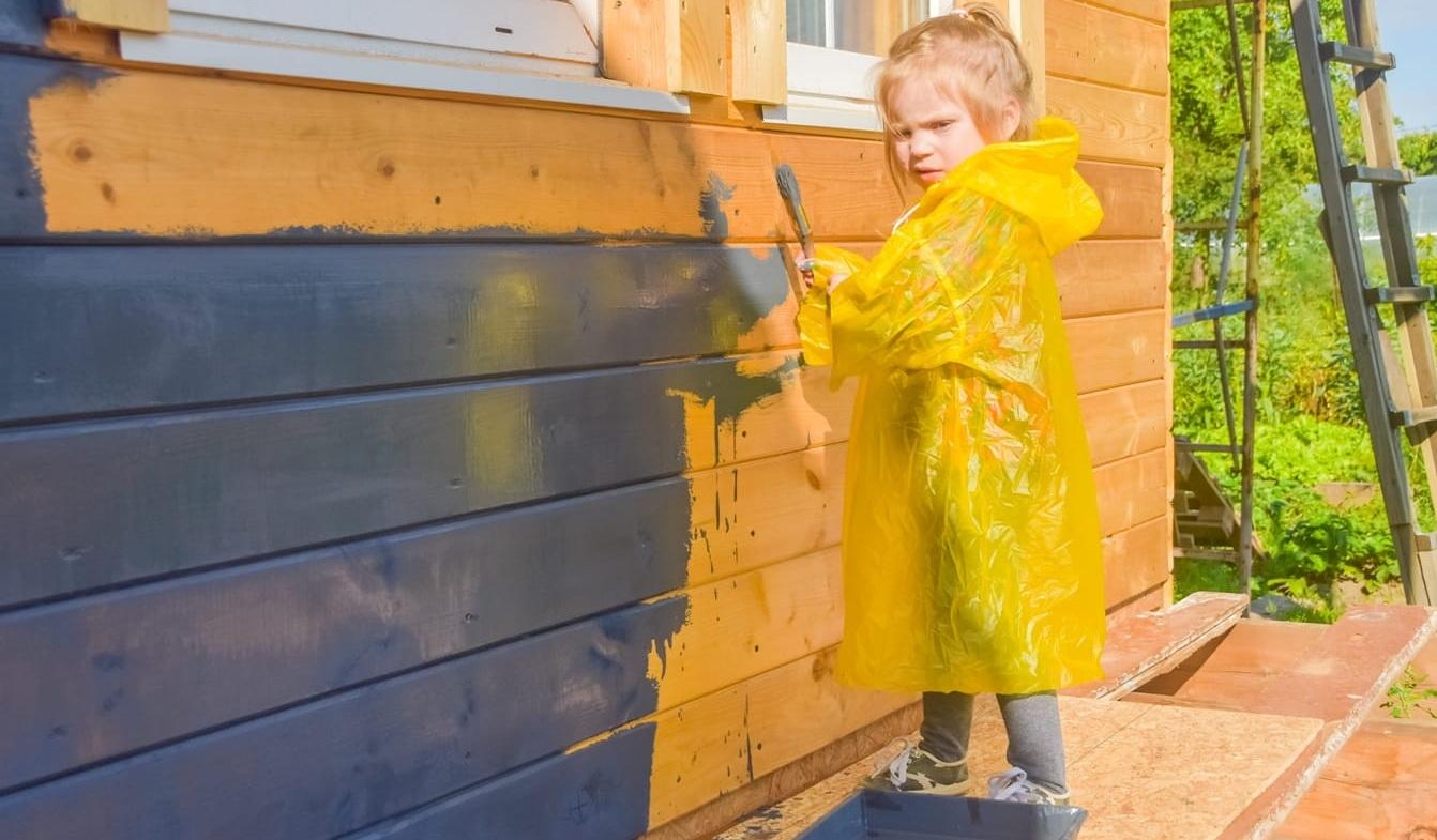 The child paints a house brush out